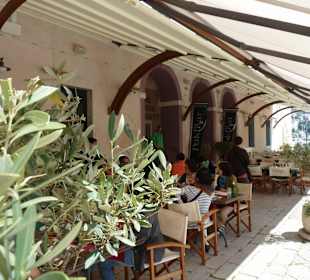 Schöne Terrasse mit Blick auf den Hafen