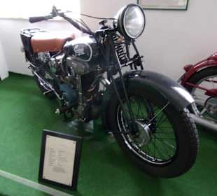 Alte Motorräder und Fahrräder