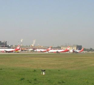 Kontrollturm mit Airlinern auf dem Vorfeld