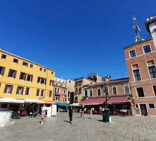 Menschenleere Gassen und Plätze