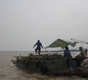 Ein Transportschiff mit der Durian-Frucht.