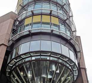 Der markante Glaszylinder über dem Eingang