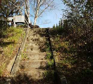 Treppe vom Kanalufer zum Biergarten