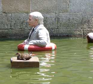 Schlossgraben mit Kunstausstellung im Wasser