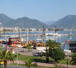 Iskele Cad. (Hafenstraße) - Blick auf den Hafen
