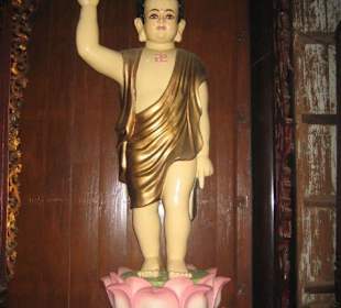 Eine Buddhafigur im Tempel von Vina Trang.