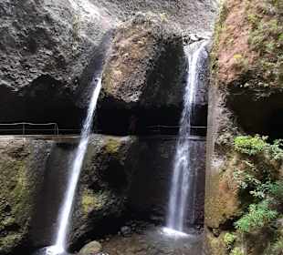 Hinterm Wasserfall entlang zum Tunnel