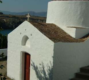 Eine kleine Kapelle im Gassengewirr von Lindos