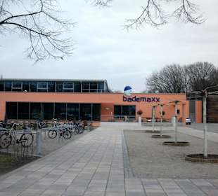 Haupteingang zum Hallenbad und Sauna