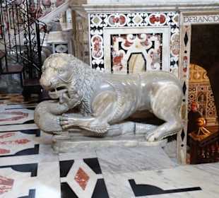 Löwen am Aufgang zum Hauptaltar