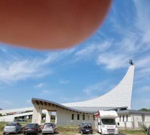 Die Kirche mit Daumen