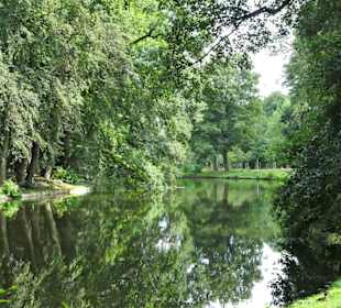 Spaziergang durch die sommerlichen Graftanlagen