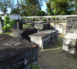 Rundgang über den alten Friedhof am Meer