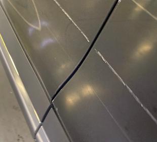 Lange Kratzer an der Seite 