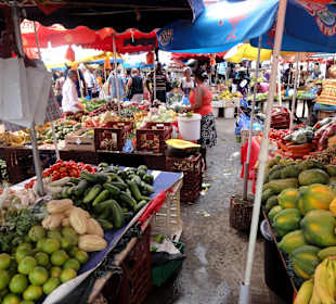 Gang über den Marché de la Darse