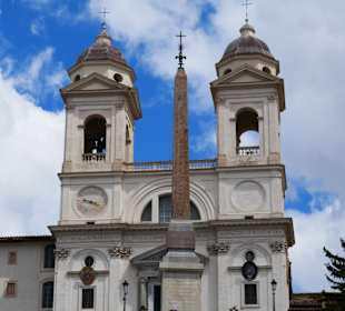 Die Kirche hat vorn eine Obelisk