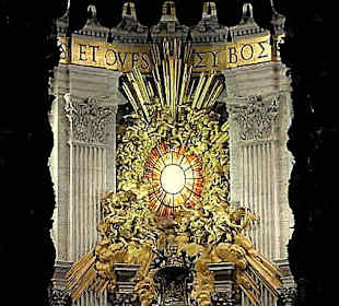 Blick durch den Baldachin zum Presbyterium