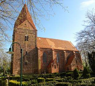 Kirche mit Friedhof