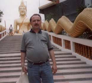 Maik auf der Treppe vom Big Buddha