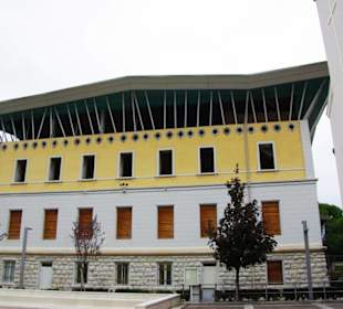 Seitliche Ansicht dahinter der Park