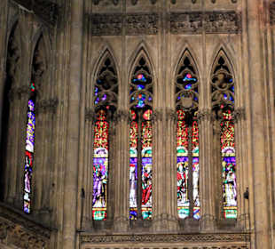 Die Kathedrale ist bekannt für ihre Bleiglasfenste