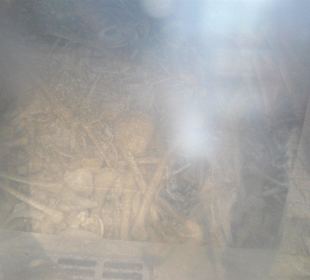 Blick auf die im Beinhaus aufbewahrten Knochen
