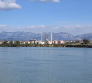 Gebirge und Moschee vom Boot aus