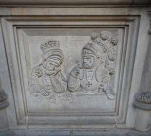 Relieftafeln um den Brunnen