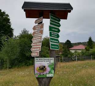 Wegweiser im Ort Finsterbergen
