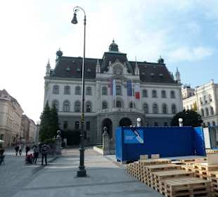 Universität mit Kunstprojekt auf dem Platz