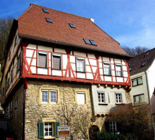 Unten Massiv-Steinbau oben Fachwerk