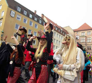 Gruppe verschieden tolle Masken
