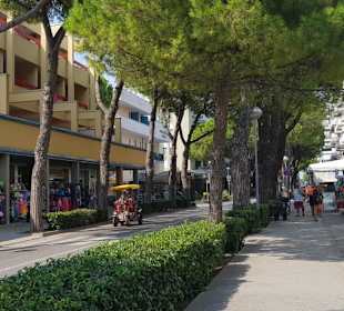 Shoppingmeile am Tag