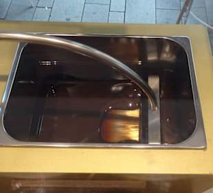 Conchieren der Schokomasse in der Lindt Boutique