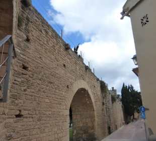Entlang der Stadtmauer (mit Treppenaufgang)