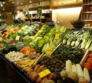 Gemüsehändler mit ihrer Auslage