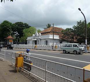 Straße vor dem Tempel von Kalutara