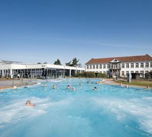 Außenbecken der Bentheimer Mineral Therme bei Tag