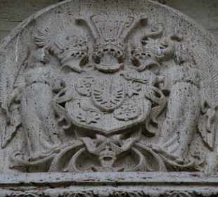 Wappen der Fürsten über dem Relief