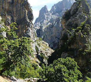 Пешеходная дорога среди каньонов, хребтов и горных