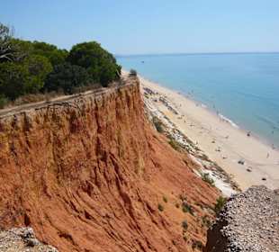 Rote Felsen, weiter Strand