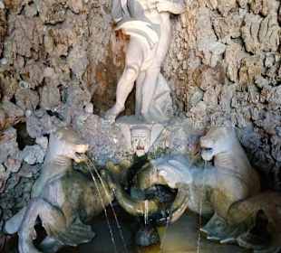 Tuffsteingrotte mit Brunnen