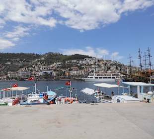 Hafen mit Taurusgebirge