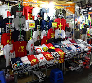 Auf dem Night Markt in Hanoi unterwegs