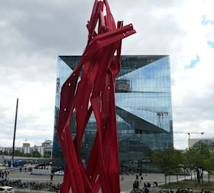 Die Skulptur Vertical Highways beim Hbf Berlin