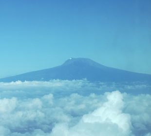 Nur auf dem Hinflug zu sehen, der Kilimanjaro