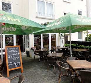 Außenansicht und Terrasse des Bistro Bel Ami