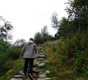 Der steile und unebene Wanderweg