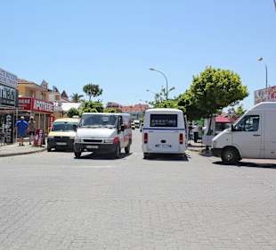 Vor dem Hotel gleich die Einkaufsmeile