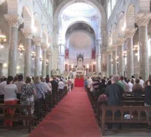 Innenraum der neuen Basilika Saint Martin